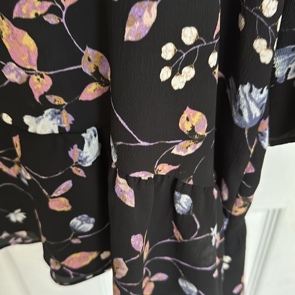 Gibson flowy blouse. size M. black with flowered design. - Picture 11 of 11